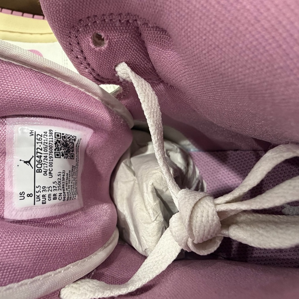 NEW Nike Jordan 1 Women's Cream and Pink High-Top Sneakers - Size 8 - Picture 6 of 6